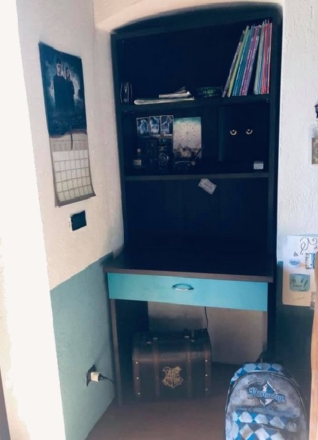 Scrivania su misura  con sopralzo-libreria e cassetto centrale